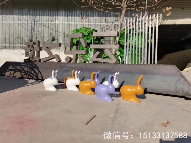 玻璃鋼抽象小兔子雕塑 草坪擺件彩色噴漆兔子