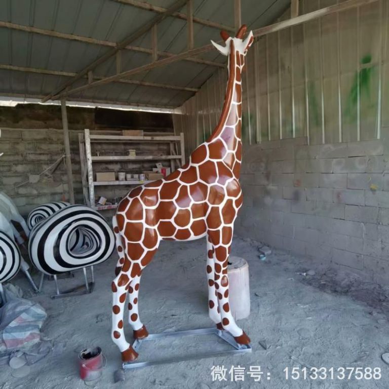 玻璃鋼仿真長(cháng)頸鹿雕塑1
